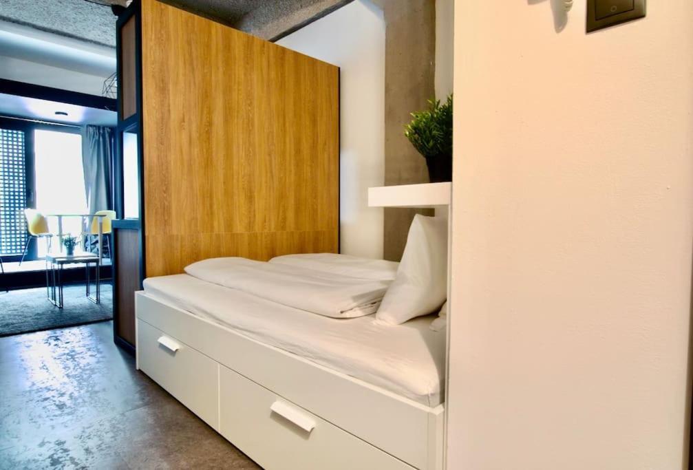 Studio Apartment By Hi5- Rottenbiller Apartment Budapest Esterno foto