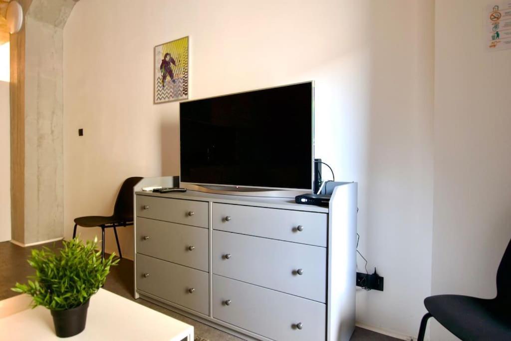 Studio Apartment By Hi5- Rottenbiller Apartment Budapest Esterno foto