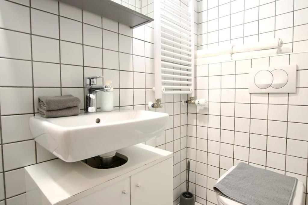 Studio Apartment By Hi5- Rottenbiller Apartment Budapest Esterno foto