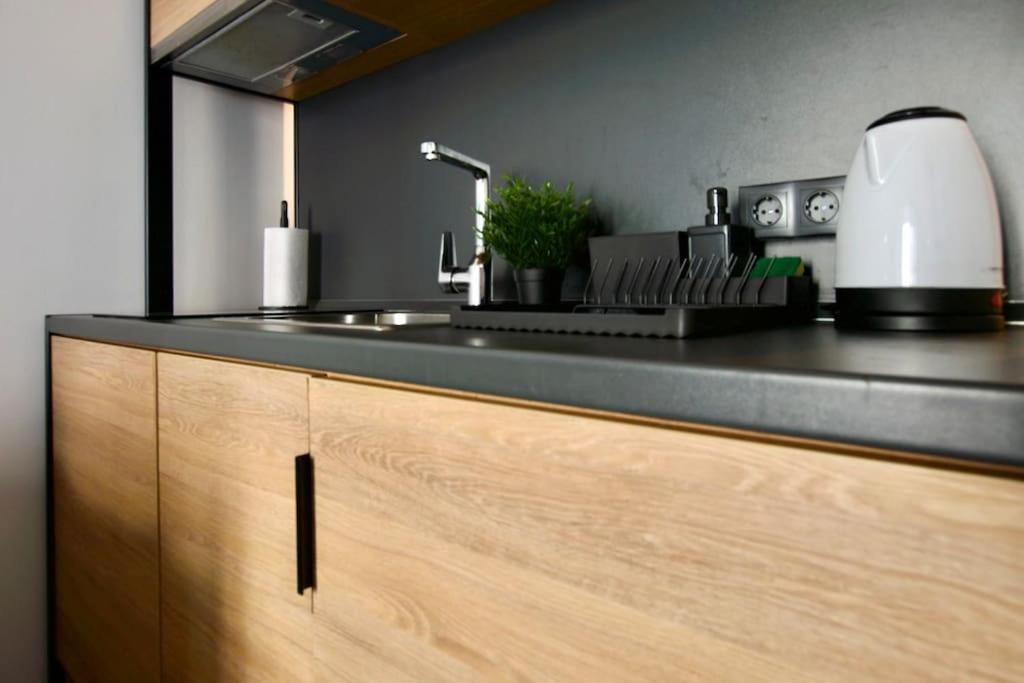 Studio Apartment By Hi5- Rottenbiller Apartment Budapest Esterno foto