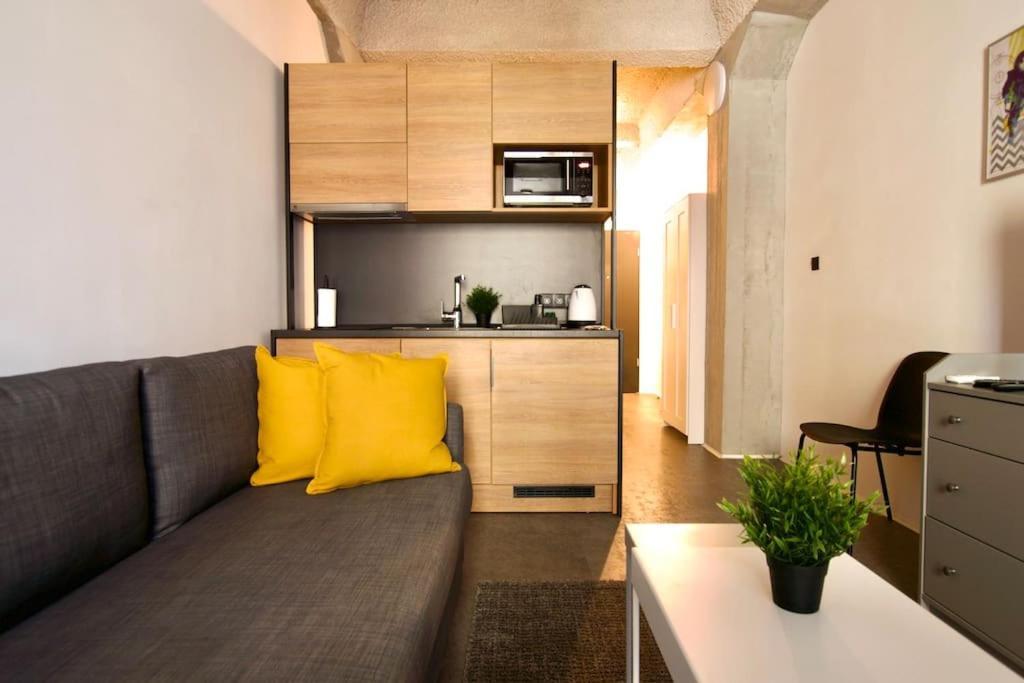 Studio Apartment By Hi5- Rottenbiller Apartment Budapest Esterno foto