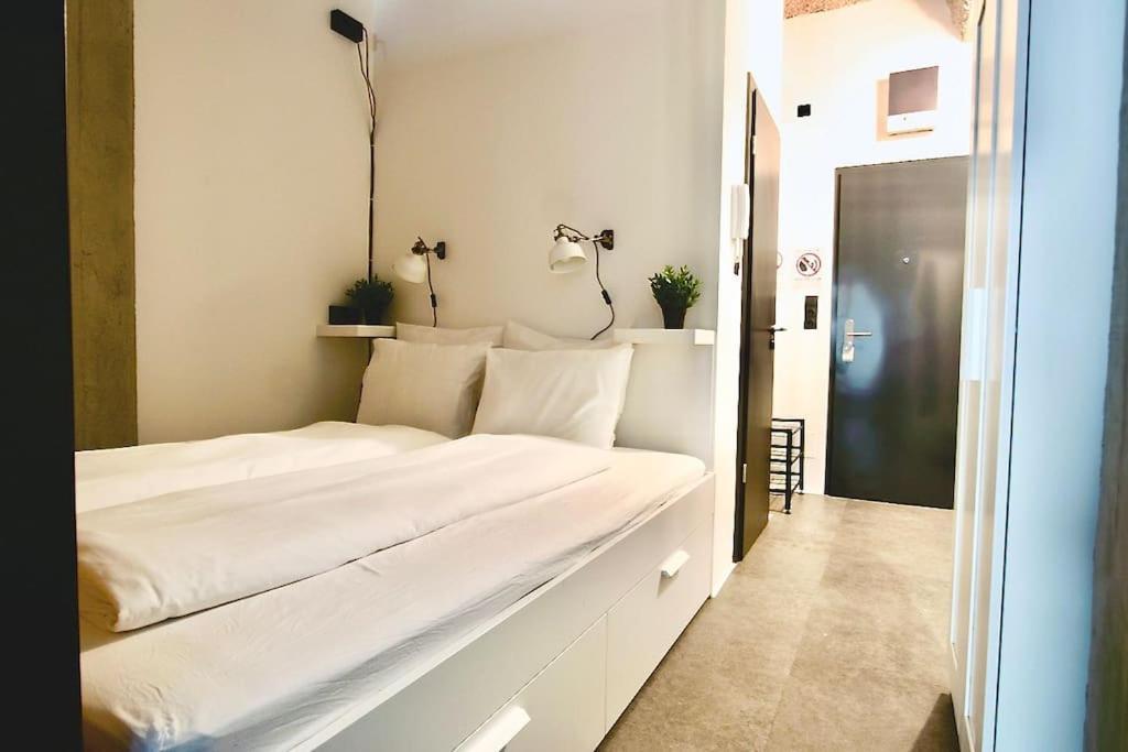 Studio Apartment By Hi5- Rottenbiller Apartment Budapest Esterno foto